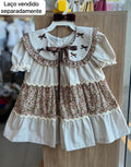 VESTIDO MANGA CURTA XADREZ QUADRICULADO BUFANTE GOLA LAÇOS FLORES BABADO RENDA MIX MENINA BARBARA KIDS - BEGE/MARROM