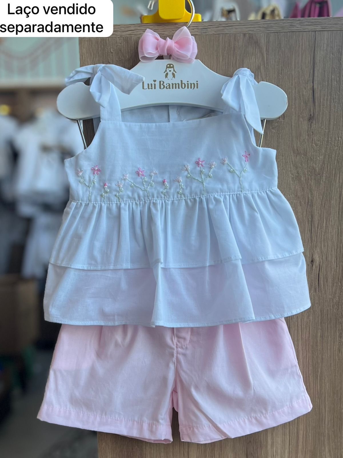 CONJUNTO BLUSA BATA ALÇA FLORES BORDADAS PÉROLAS E SHORT MENINA LUI BAMBINI - OFF/ROSA