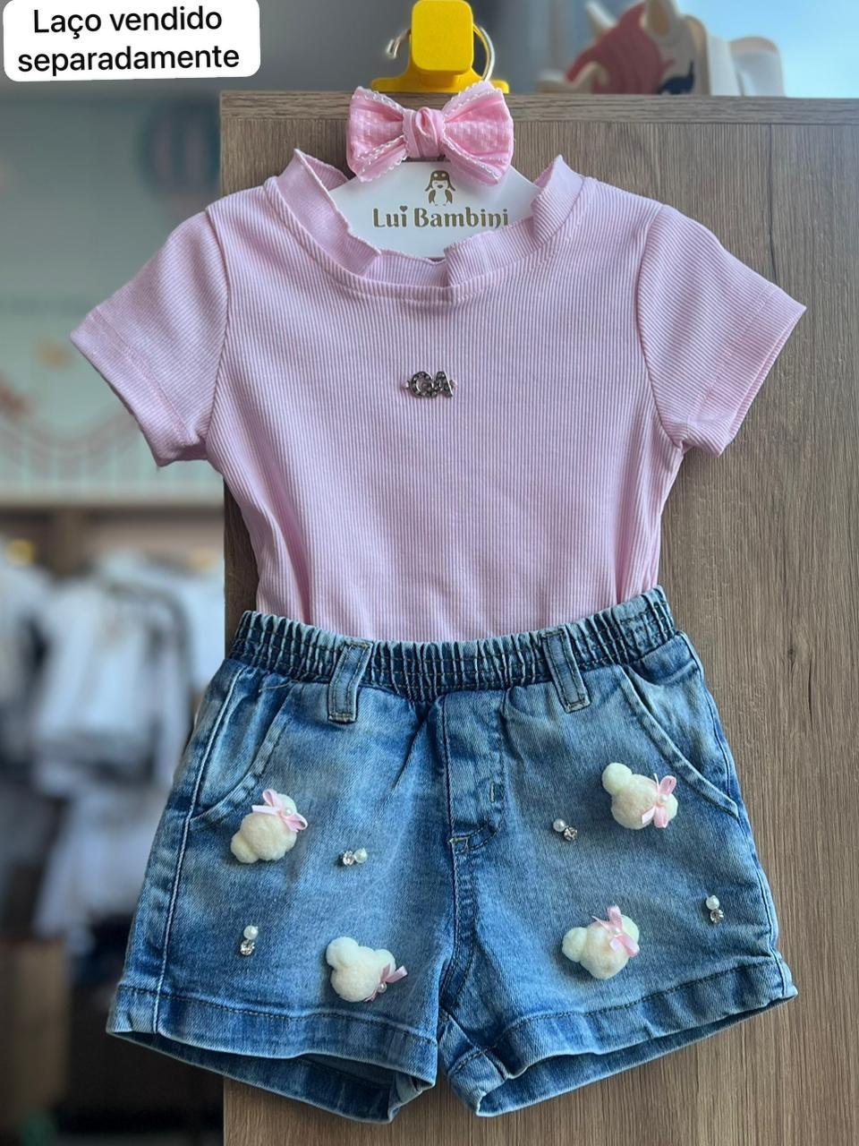 CONJUNTO BLUSA MANGA CURTA CANELADA MINIMALISTA STRASS PINGENTE GA E SHORT JEANS URSINHOS POMPOM MENINA GABRIELA AQUARELA - ROSA/JEANS