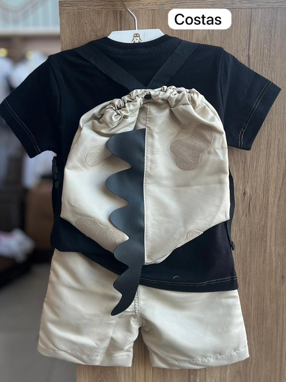 CONJUNTO CAMISETA MANGA CURTA BOTÕES DINO DINOSSAURO MOCHILA E BERMUDA TACTEL MENINO DIGI - PRETO/BEGE