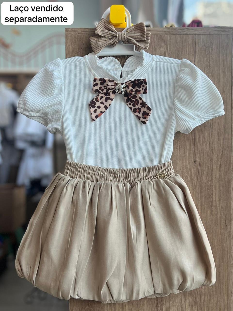 CONJUNTO BLUSA MANGA CURTA LAÇO PÉROLAS PEDRAS E SAIA BUBBLE RENDA MENINA GABRIELA AQUARELA - OFF/BEGE
