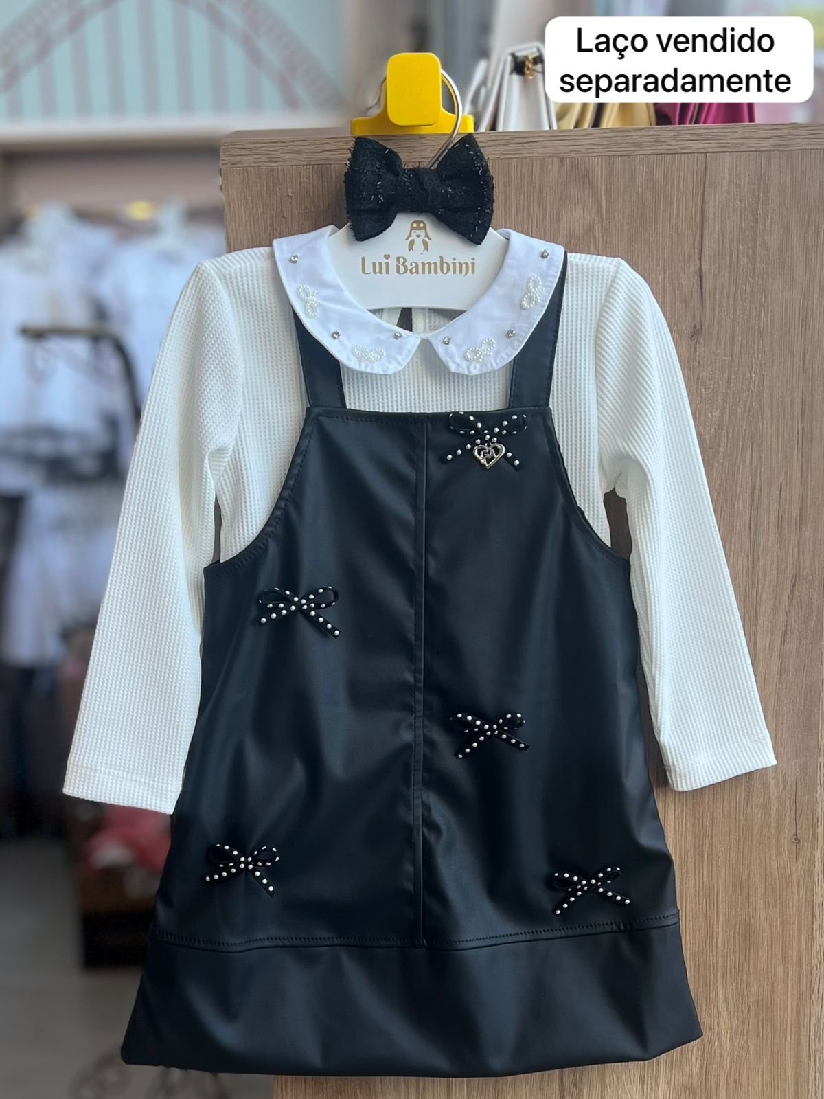 CONJUNTO BLUSA MANGA CURTA GOLA BORDADO LAÇOS PEDRAS E SALOPETE COURINO ALÇA LAÇOS MENINA GABRIELA AQUARELA - OFF/PRETO