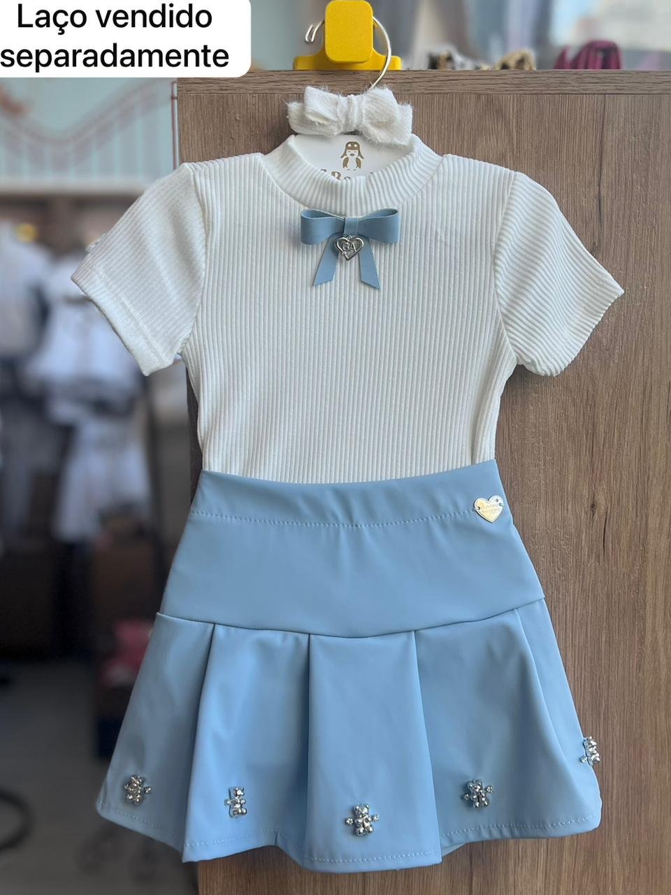 CONJUNTO BLUSA MANGA CURTA CANELADO LAÇO PINGENTE MINIMALISTA GA E SAIA COURINO MENINA GABRIELA AQUARELA - OFF/AZUL
