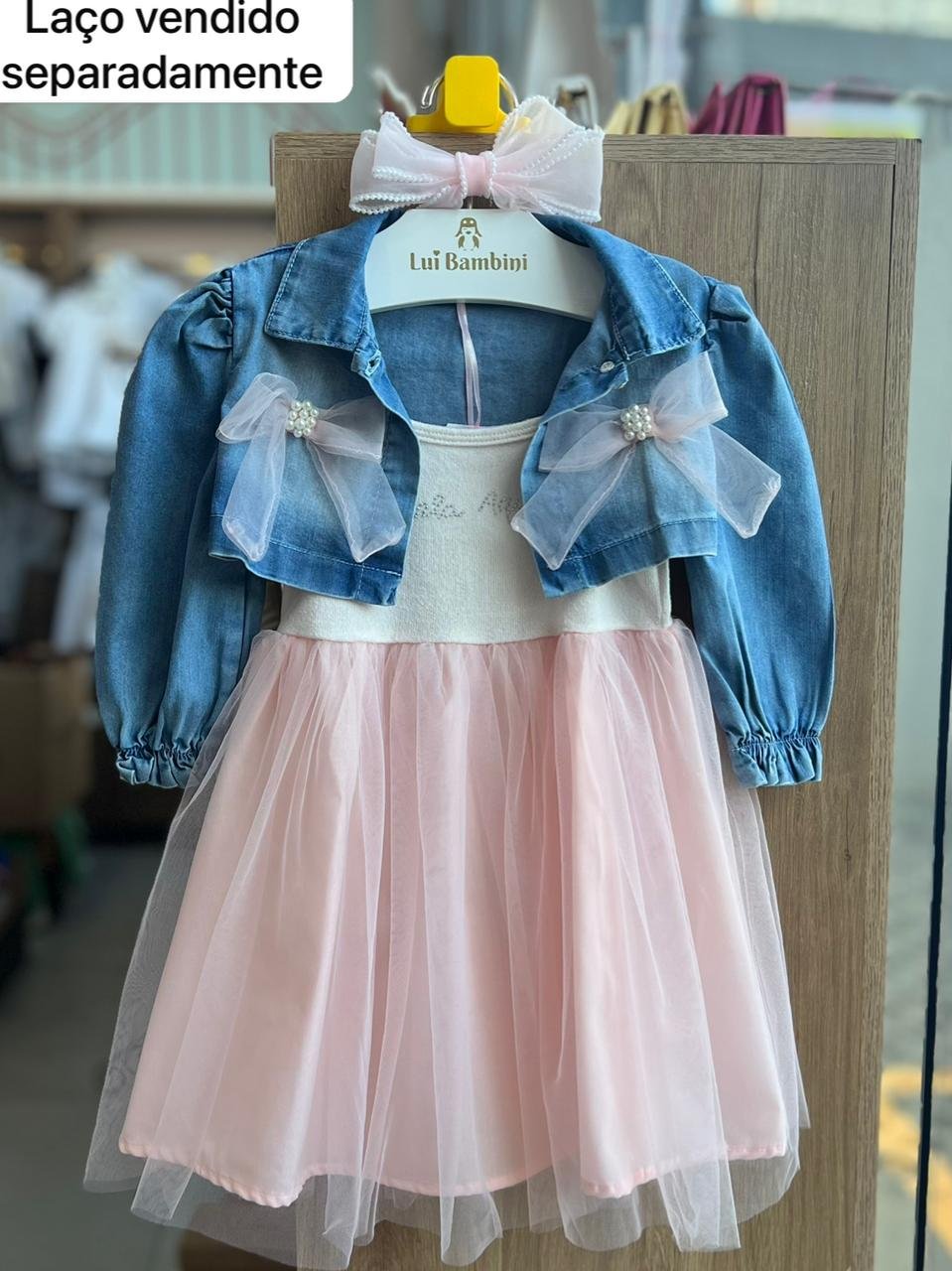 CONJUNTO VESTIDO ALÇA TULE STRASS E CASACO CASAQUETO JEANS MANGA LONGA LAÇOS PÉROLAS MENINA GABRIELA AQUARELA - ROSA/JEANS