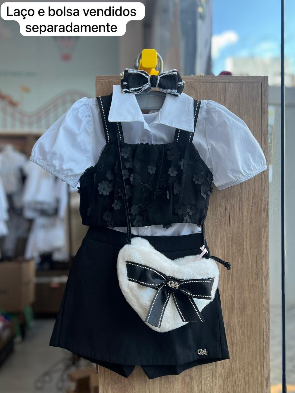 CONJUNTO CAMISA MANGA CURTA BUFANTE BOTÕES CROPPED ALÇA TULE FLORES E SHORT SAIA MENINA GABRIELA AQUARELA - OFF/PRETO