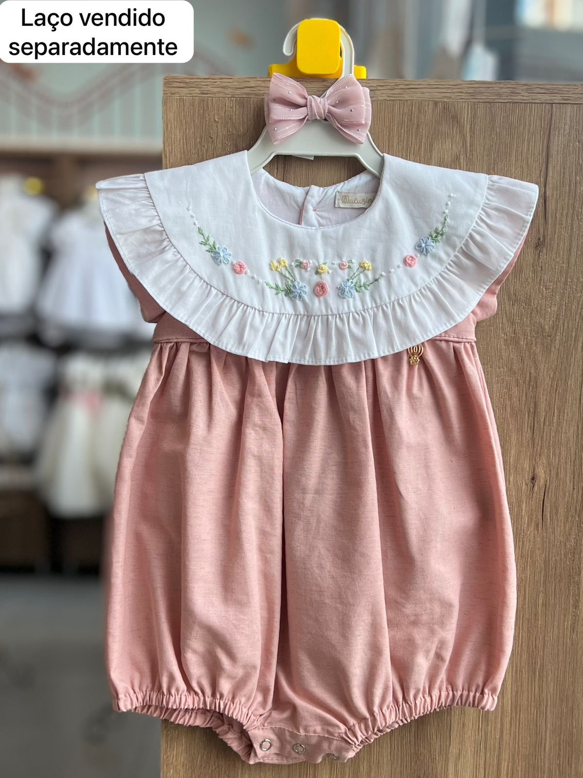 ROMPER PIMPÃO MANGA CURTA GOLA PALA LINHO FLORES BORDADAS MENINA LUI BAMBINI - ROSA