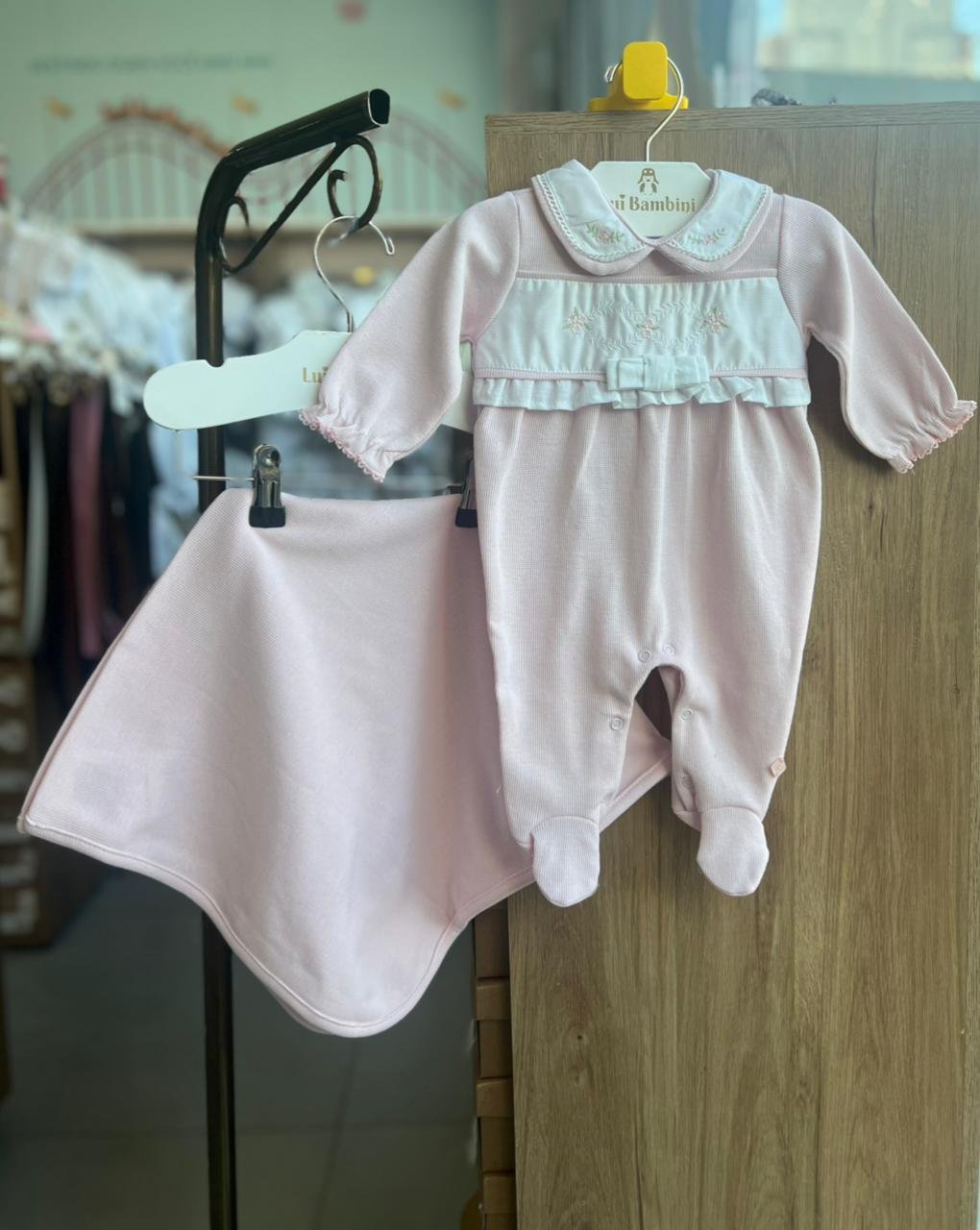 KIT SAÍDA MATERNIDADE MACACÃO MANGA LONGA TRICOT TRICO FLOR BORDADA E MANTA MENINA ANJOS BABY - ROSA