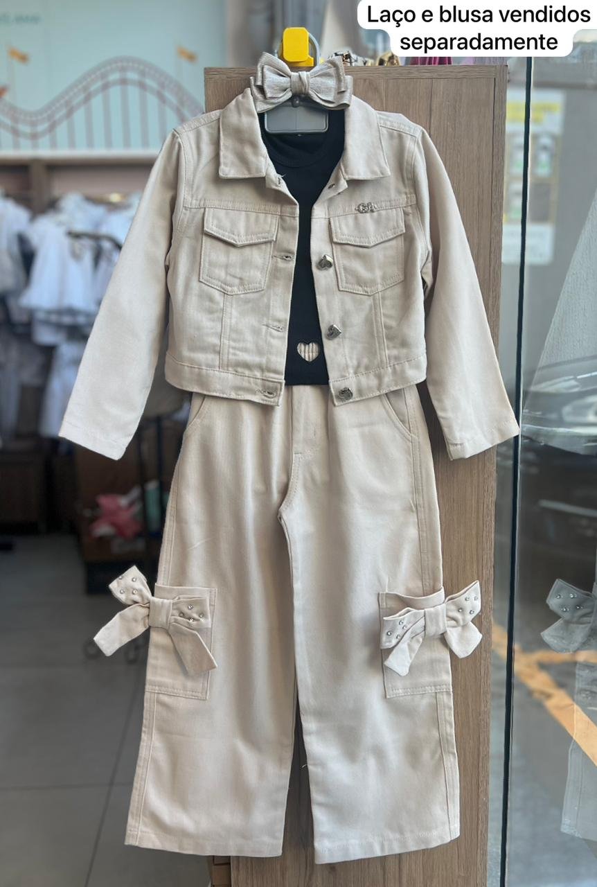 CONJUNTO JAQUETA MANGA LONGA BOLSO FAKE PINGENTE MINIMALISTA STRASS SARJA E CALÇA WIDE LEG CARGO MENINA GABRIELA AQUARELA - BEGE