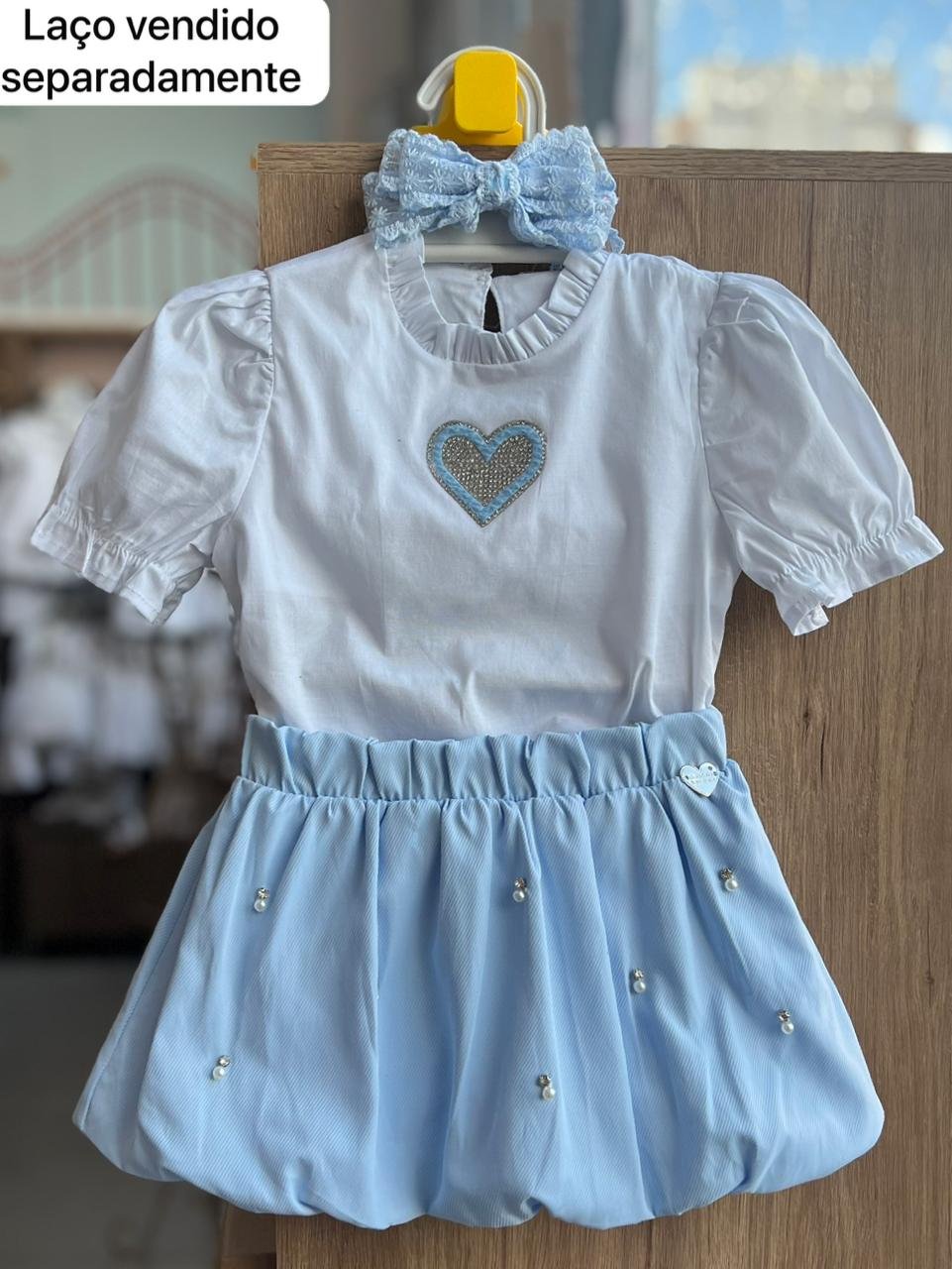 CONJUNTO BLUSA MANGA CURTA GOLA PLISSADO CORAÇÃO STRASS E SAIA BALONÊ CRISTAIS MENINA GABRIELA AQUARELA - OFF/AZUL