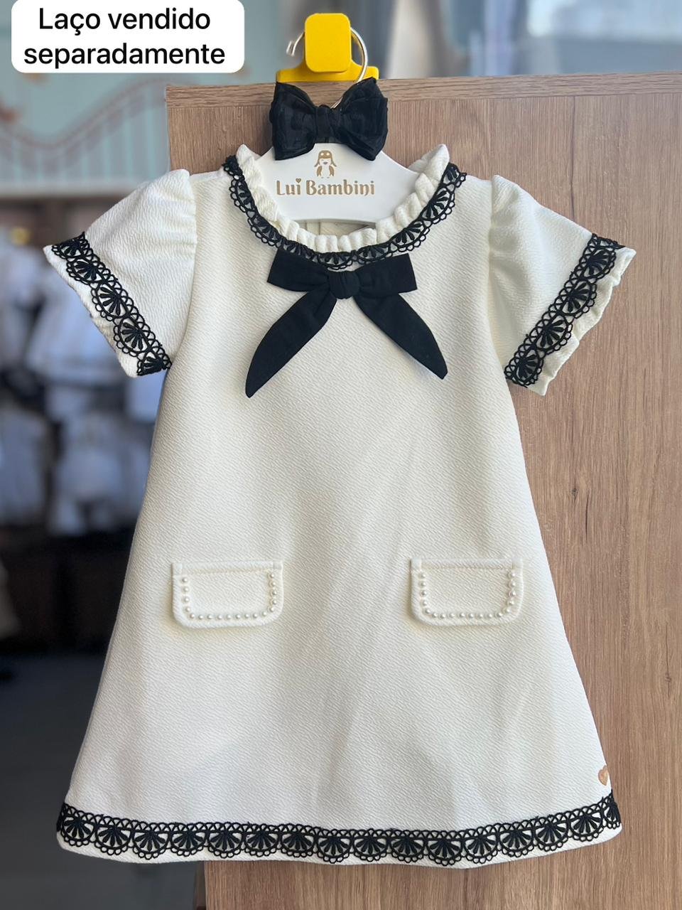 VESTIDO MANGA CURTA JACQUARD LAÇO RENDA PÉROLAS BOLSO FAKE MENINA ANJOS BABY - OFF/PRETO