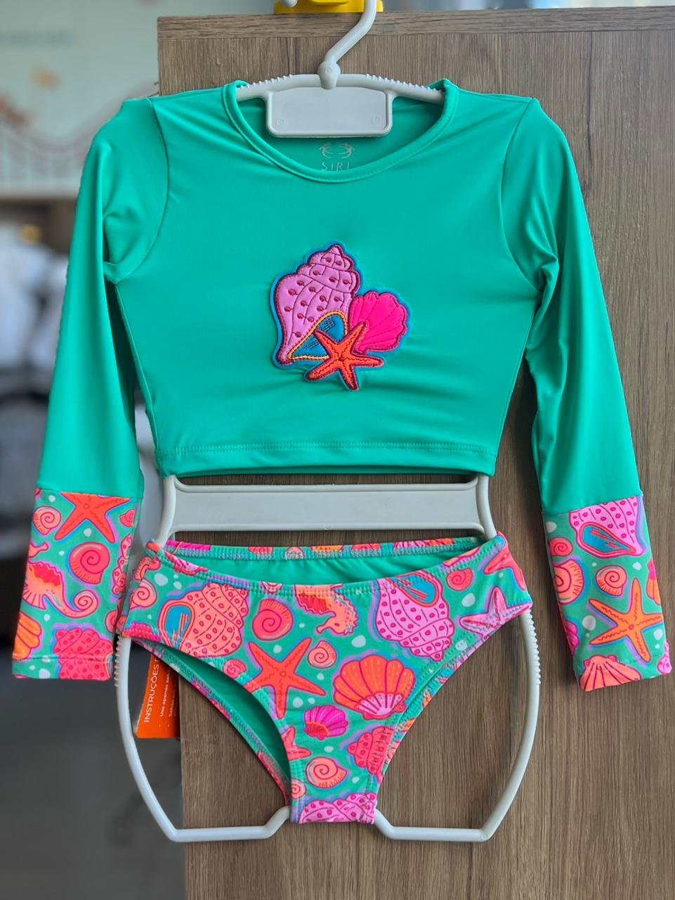 CONJUNTO BIQUINI MANGA LONGA CONCHAS FUNDO DO MAR PROTEÇÃO UV50+ E CALCINHA MENINA SIRI - VERDE