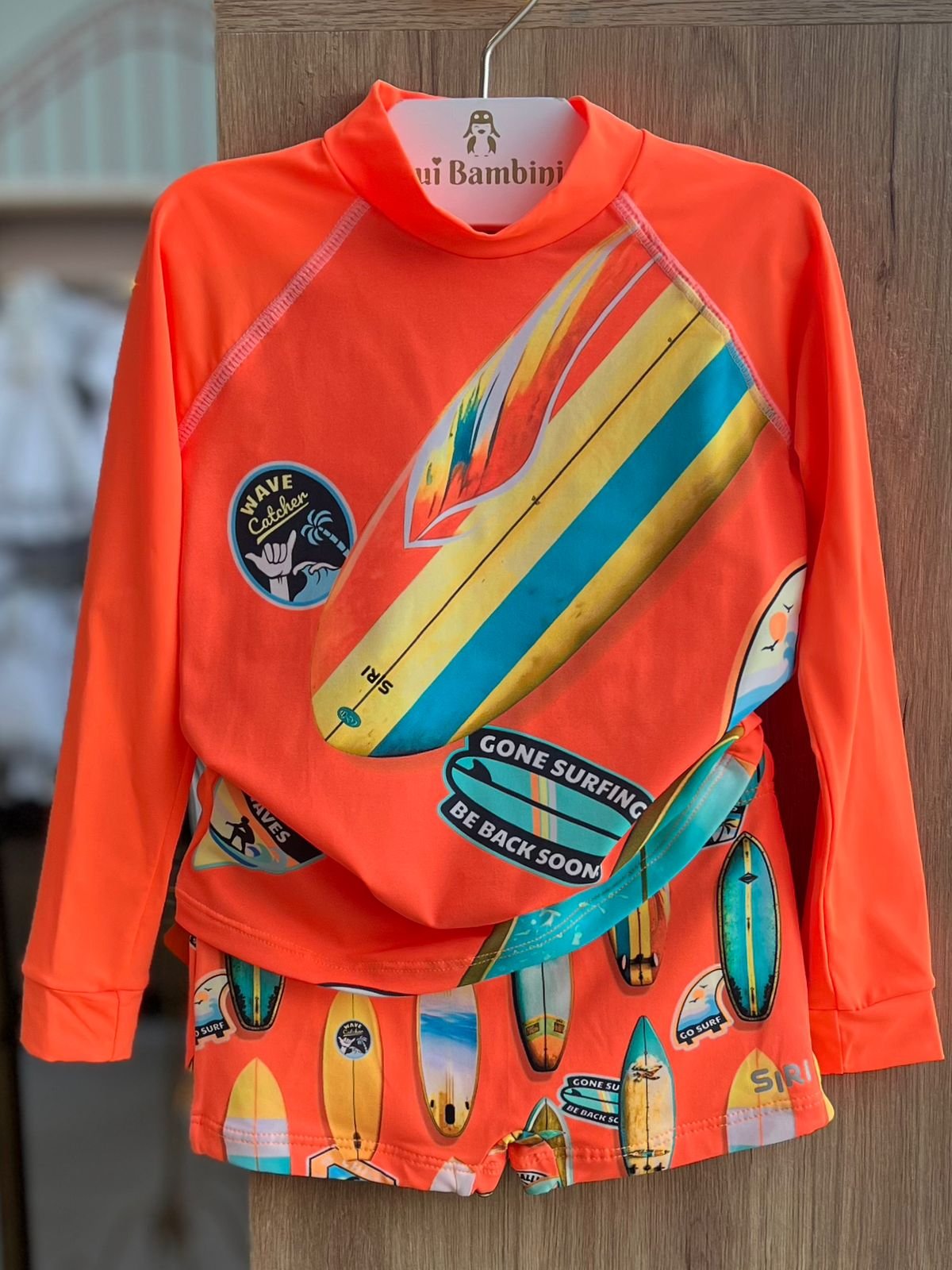 CONJUNTO CAMISETA MANGA LONGA PRANCHA SURF PROTEÇÃO UV50+ E SUNGA MENINO SIRI - LARANJA NEON