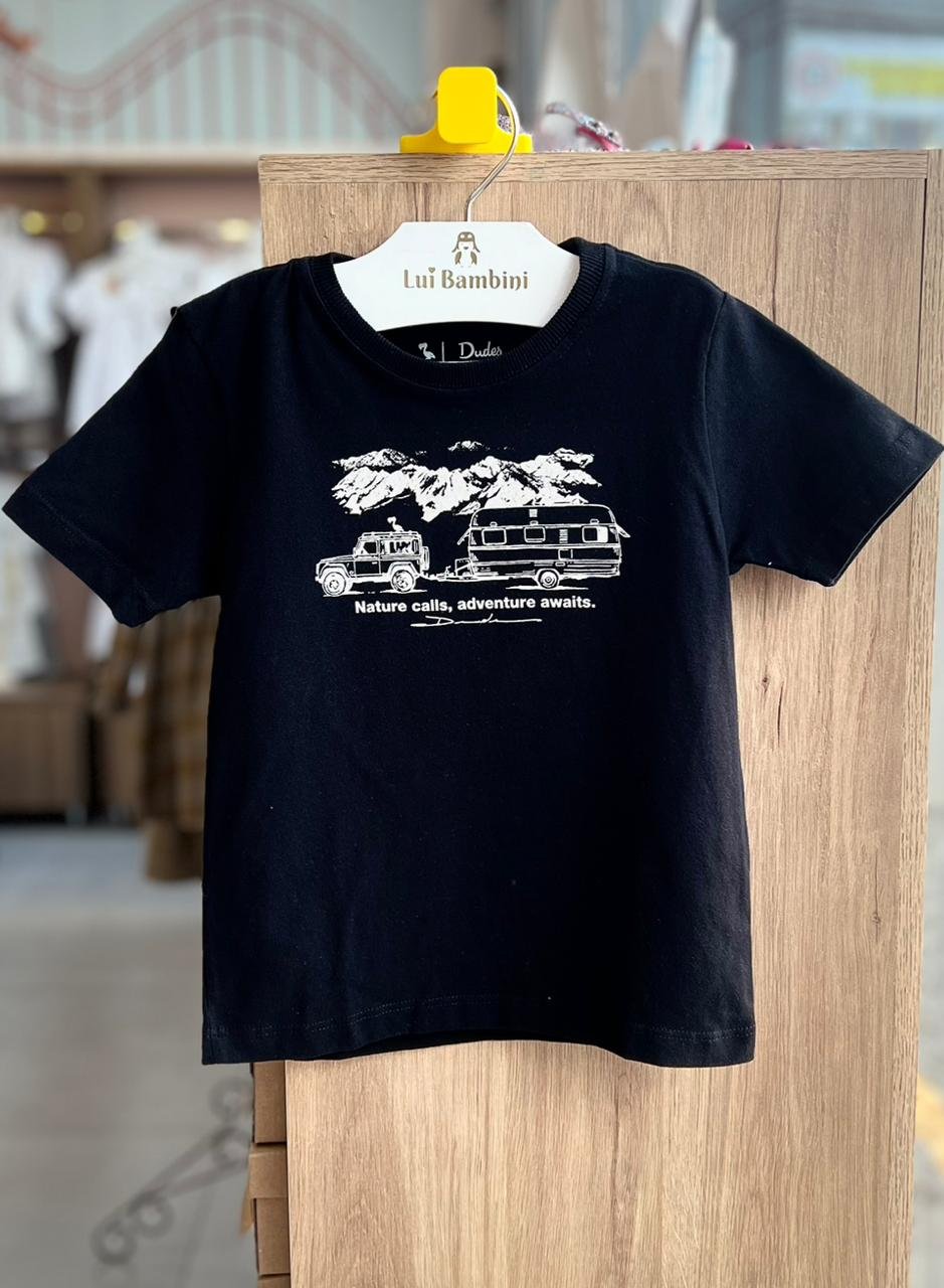 CAMISETA MANGA CURTA FERIAS VIAGEM NATURE CALLS MENINO DUDES - PRETO