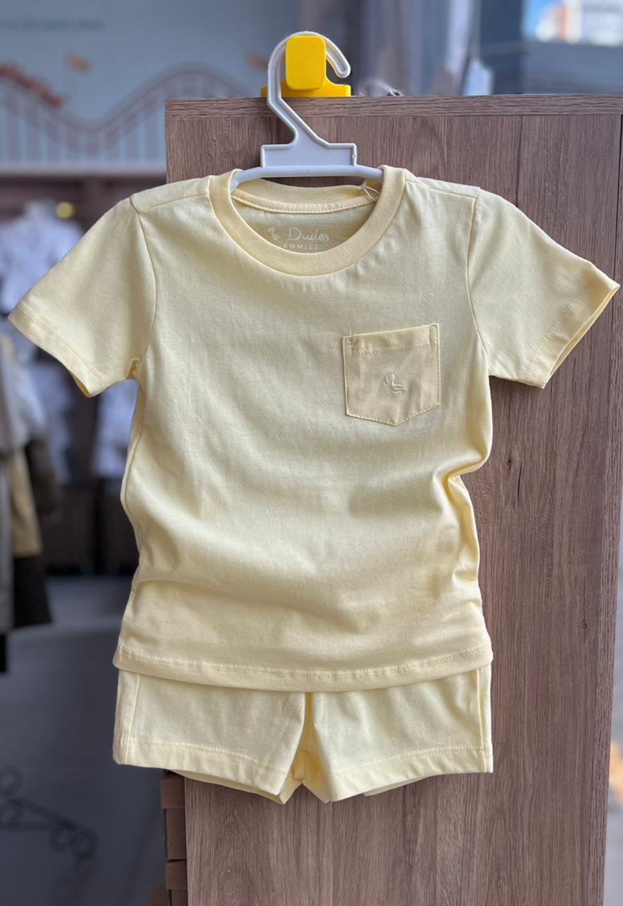 CONJUNTO PIJAMA CAMISETA MANGA CURTA BOLSO DODO BORDADO E SHORT MENINO DUDES - AMARELO CLARO