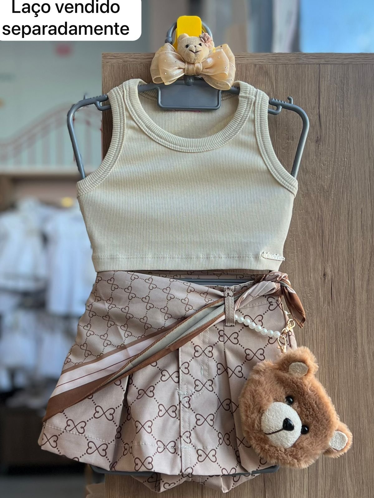CONJUNTO BLUSA REGATA CANELADA LENÇO E SHORT SAIA CINTO PÉROLAS URSO MENINA LULUZINHA - BEGE/MARROM