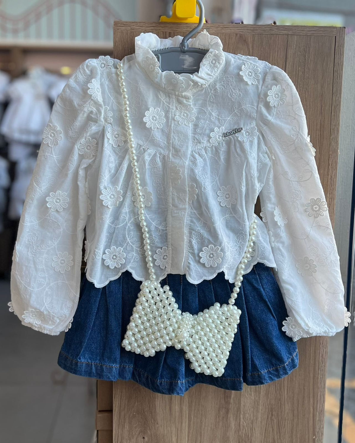 CONJUNTO CAMISA MANGA LONGA RENDA FLORES E SHORT SAIA JEANS PLISSADO COM BOLSA PÉROLAS LAÇO MENINA LULUZINHA - OFF