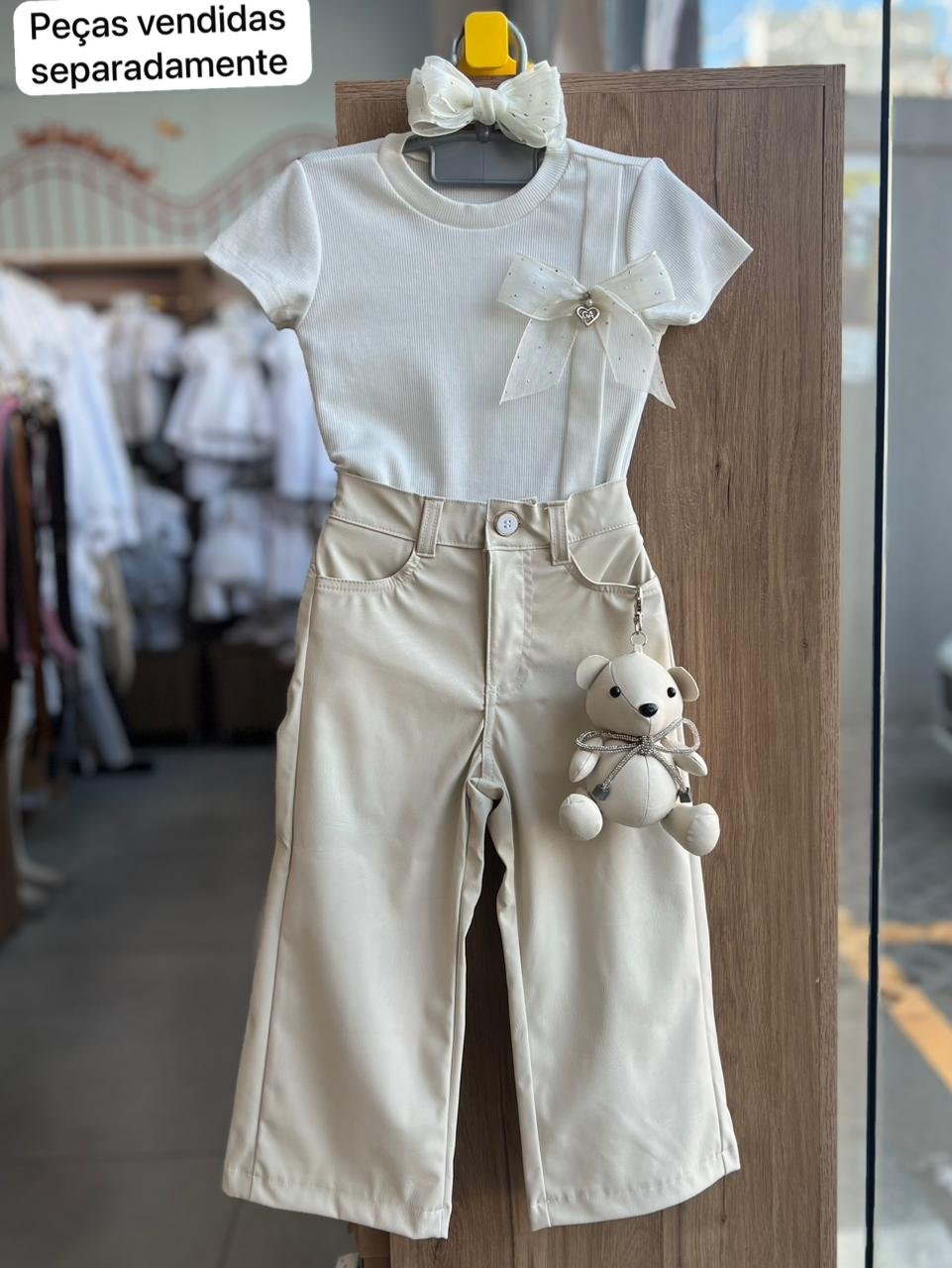 CALÇA COURINO AJUSTE INTERNO BOLSO URSO CHAVEIRO MENINA LULUZINHA - BEGE CLARO