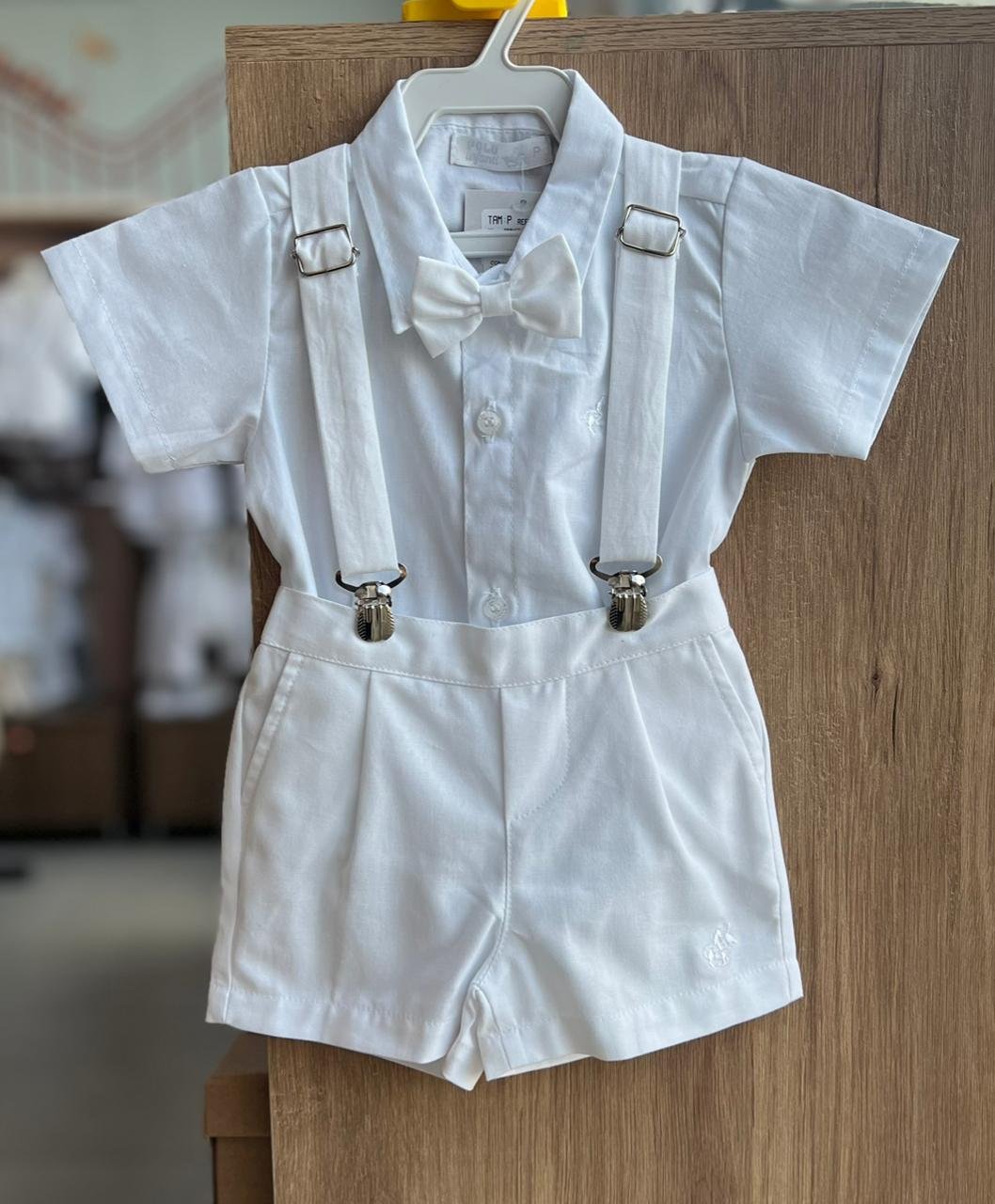 CONJUNTO BODY MANGA CURTA BATIZADO SUSPENSORIO GRAVATA E BERMUDA MENINO POLO INFANTI - BRANCO