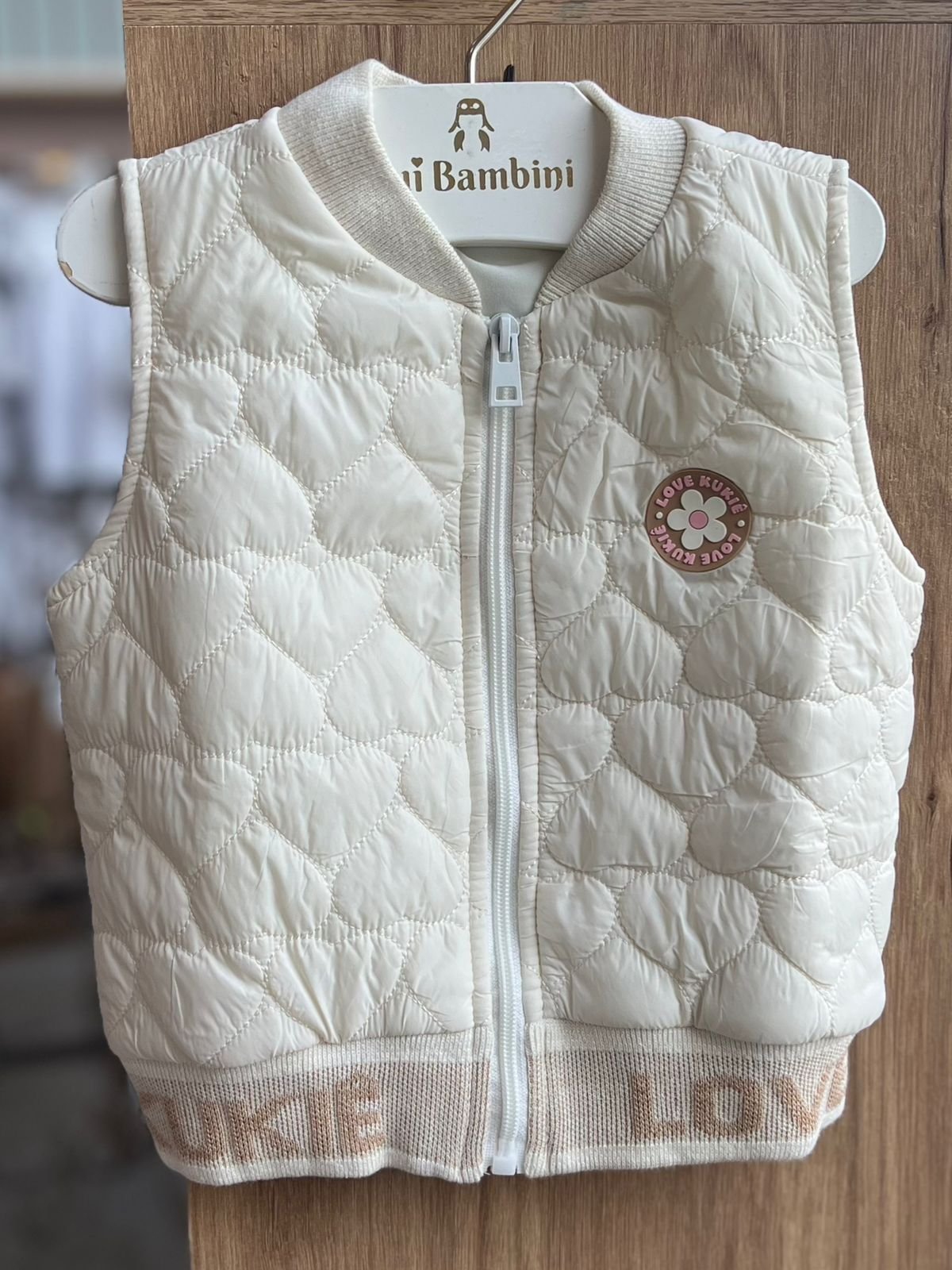 COLETE REGATA COSTURA CORAÇÕES MINIMALISTA FLOR PUFFER MENINA KUKIÊ - OFF