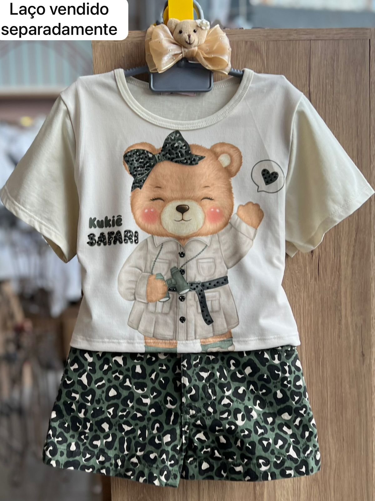 CONJUNTO BLUSA MANGA CURTA BOXY OVER SAFARI URSO STRASS E SHORT SARJA MENINA KUKIÊ - BEGE/VERDE