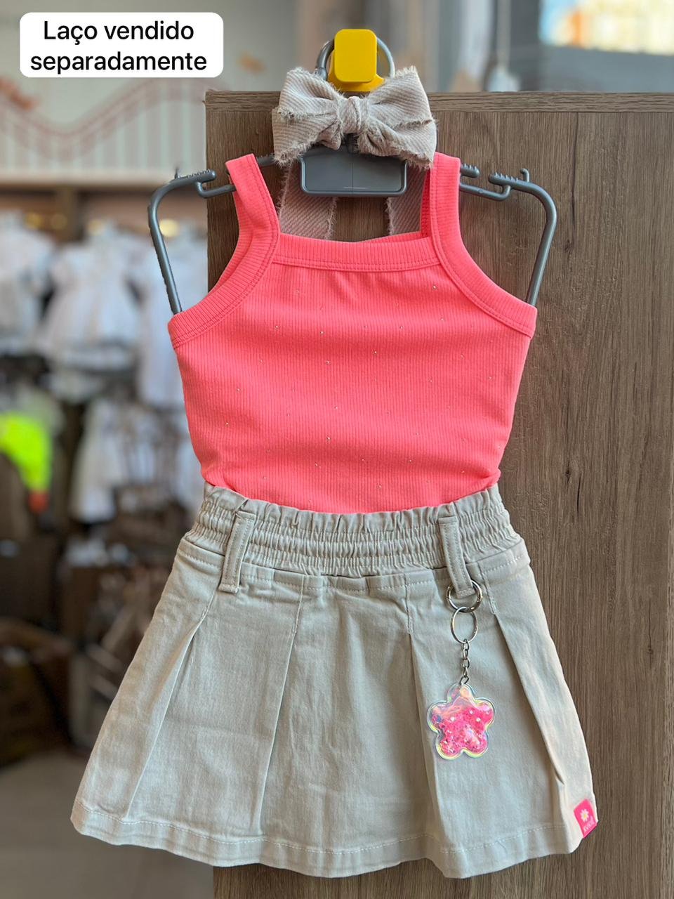 CONJUNTO BLUSA REGATA CANELADA STRASS E SHORT SAIA SARJA MENINA KUKIÊ - ROSA/BEGE