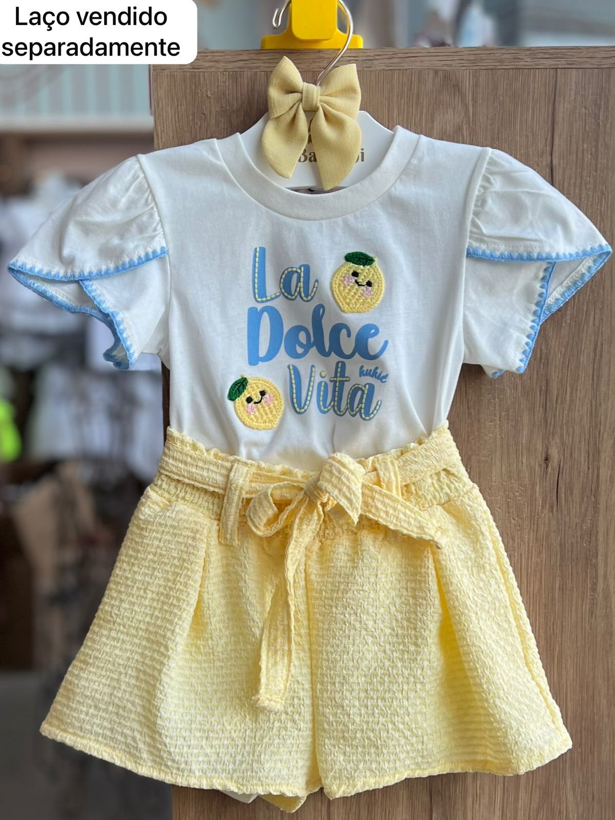 CONJUNTO BLUSA MANGA CURTA LIMÃO BORDADO LA DOLCE VITA E SHORT TEXTURIZADO MENINA KUKIÊ - OFF/AMARELO