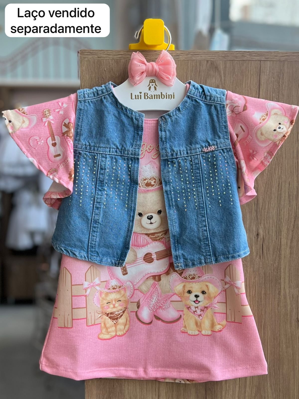 VESTIDO MANGA CURTA BABADO URSO BOIADEIRA E COLETE REGATA JEAN STRASS MENINA KUKIÊ - JEANS/ROSA