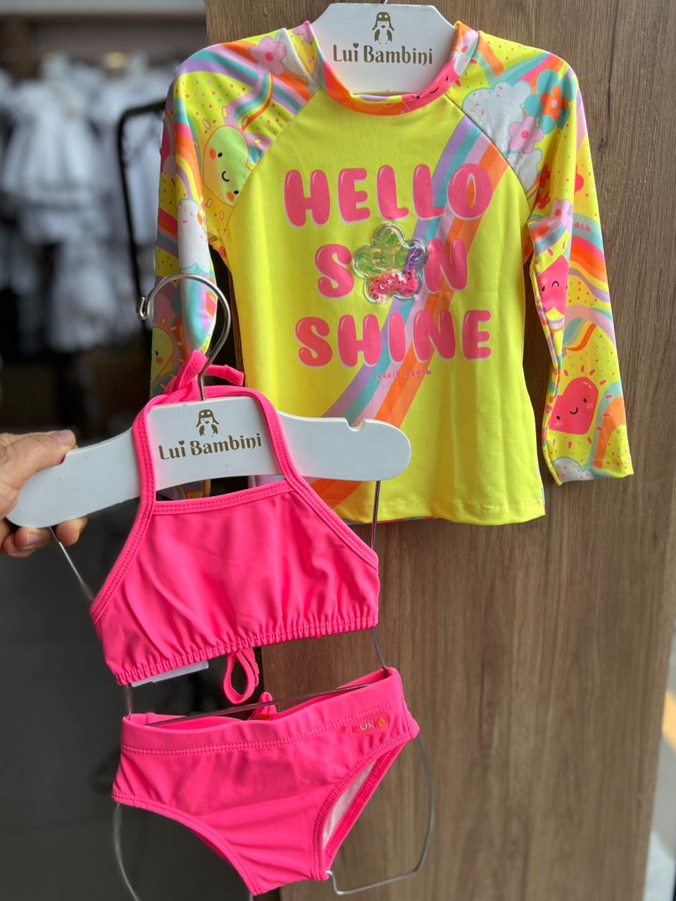 CONJUNTO BLUSA MANGA LONGA HELLO SUN SHINE FLORES COM BIQUINI LISO AMARRAÇÃO E CALCINHA  MENINA KUKIÊ - AMARELO/ROSA