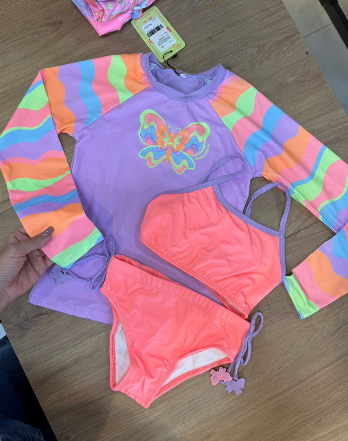 CONJUNTO BLUSA MANGA LONGA BORBOLETA COM BIQUINI ALÇA AMARRAÇÃO E CALCINHA PROTEÇÃO UV50+ MENINA KUKIÊ - LILÁS/ROSA