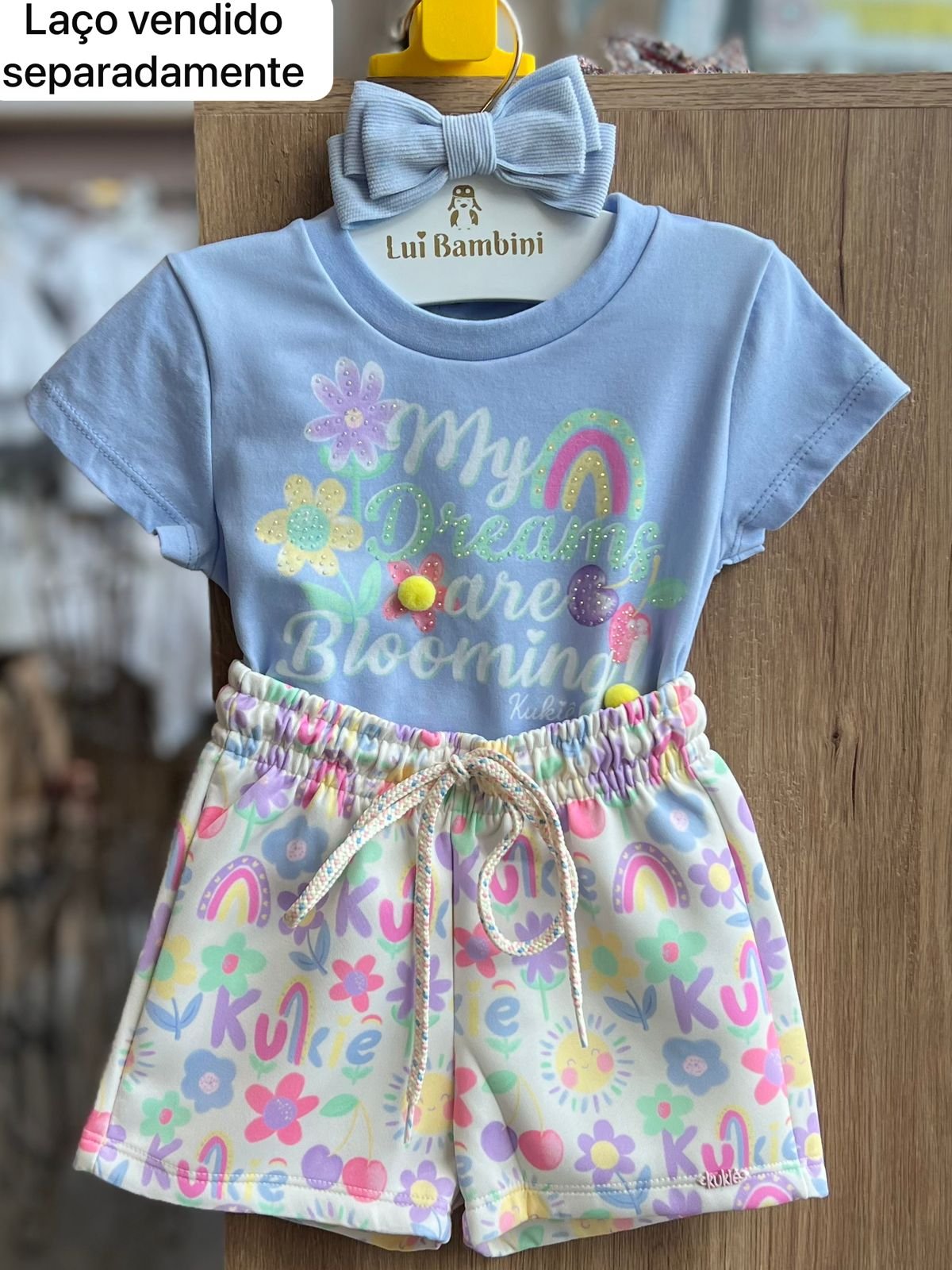 CONJUNTO BLUSA MANGA CURTA MY DREAMS FLORES CEREJAS STRASS E SHORT MENINA KUKIÊ - AZUL/OFF