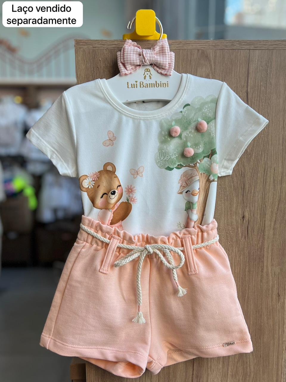 CONJUNTO BLUSA MANGA CURTA URSO ARVORE LARANJINHAS POM POM E SHORT MOLETOM CORDÃO MENINA INFANTI - OFF/LARANJA