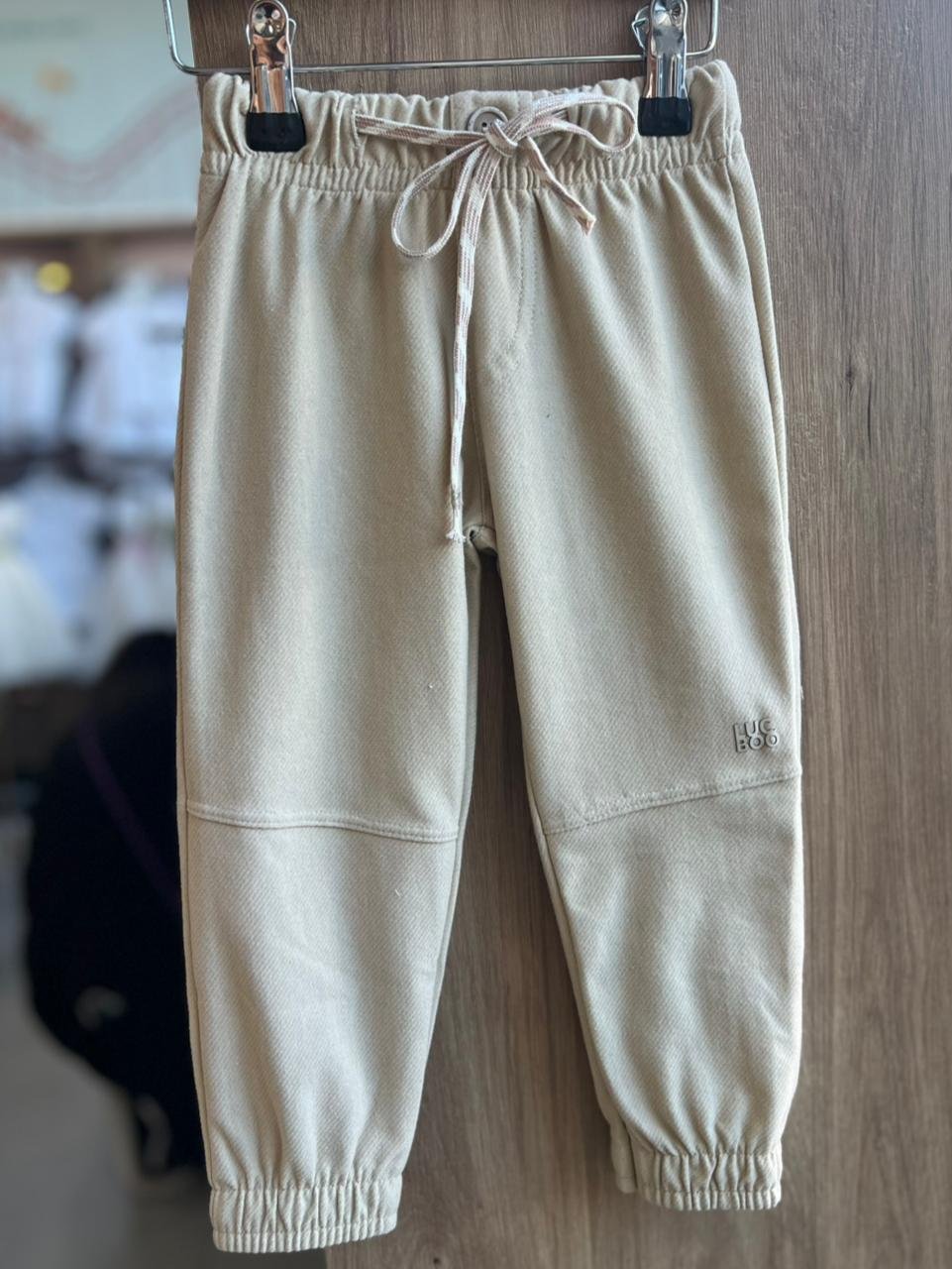 CALÇA JOGGER CORDÃO LITRAS ELÁSTICO MENINO LUC BOO - BEGE