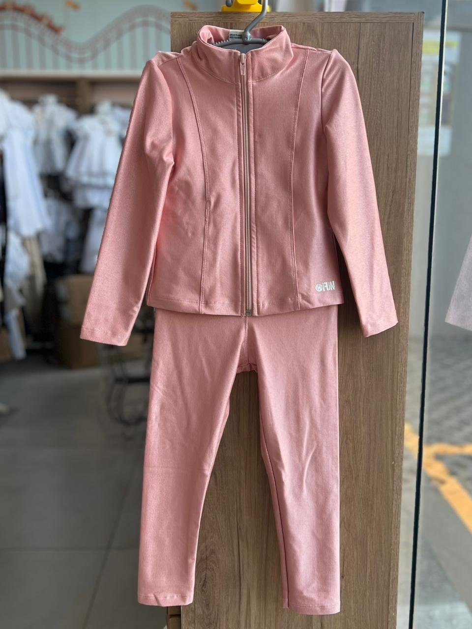 CONJUNTO JAQUETA MANGA LONGA ZÍPER FITNESS BOLSO INTERNO E CALÇA MENINA HAVE FUN - ROSA CLARO