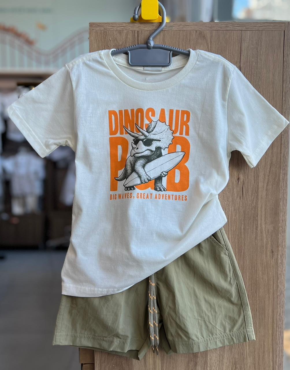 CONJUNTO CAMISETA MANGA CURTA DINO DINOSSAURO SURFISTA E BERMUDA MENINO PULLA BULLA - OFF/VERDE