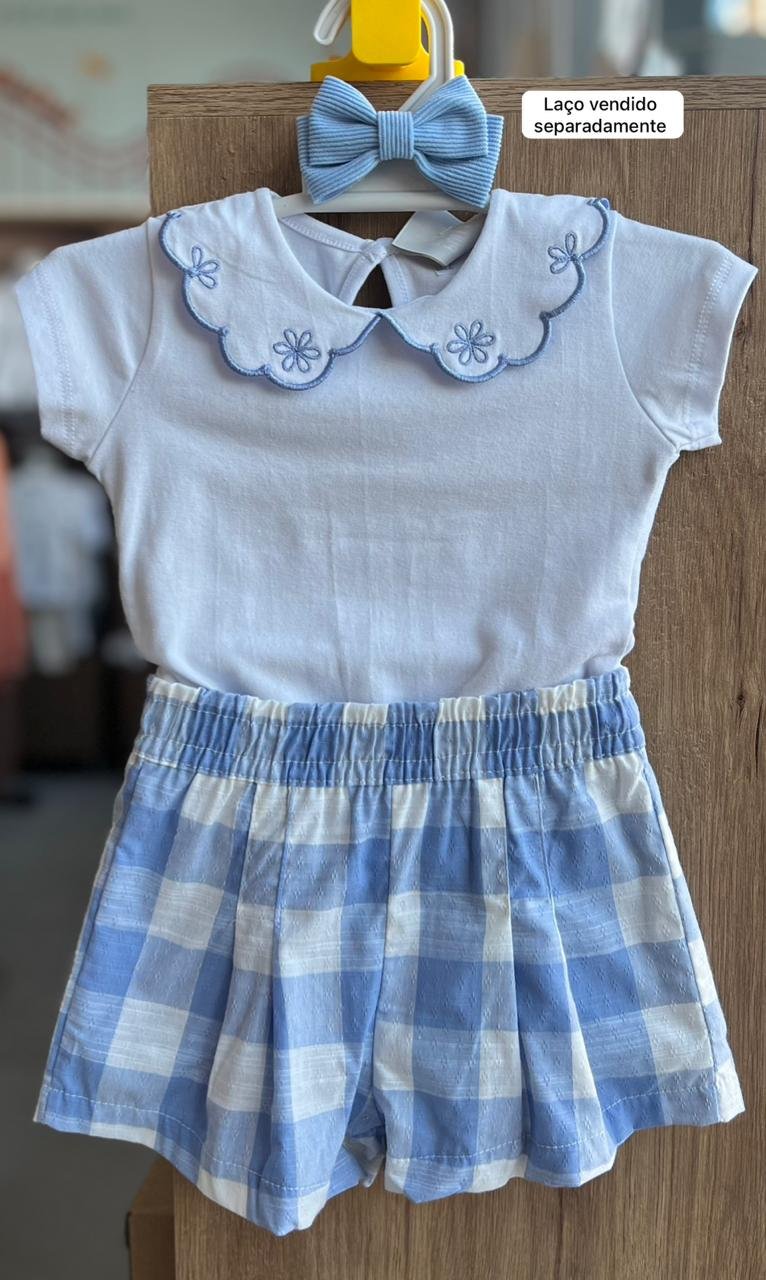 CONJUNTO BLUSA MANGA CURTA GOLA FLOR BORDADA COM BABADO E SHORT XADREZ QUADRICULADO MENINA PULLA BULLA - BRANCO/AZUL