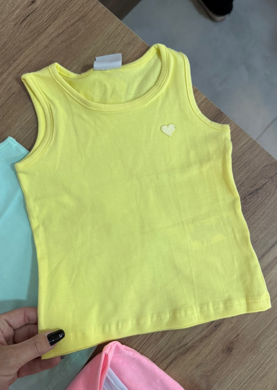 BLUSA REGATA MINIMALISTA CORAÇÃO BÁSICA LISA MENINA PULLA BULLA - AMARELO CLARO