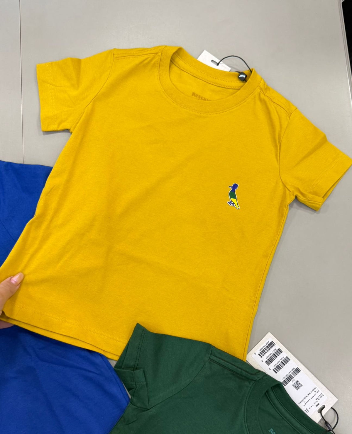 CAMISETA MANGA CURTA PATCH MINIMALISTA PICA PAU BRASIL COPA DO MUNDO FUTEBOL MENINO RESERVA MINI - AMARELO