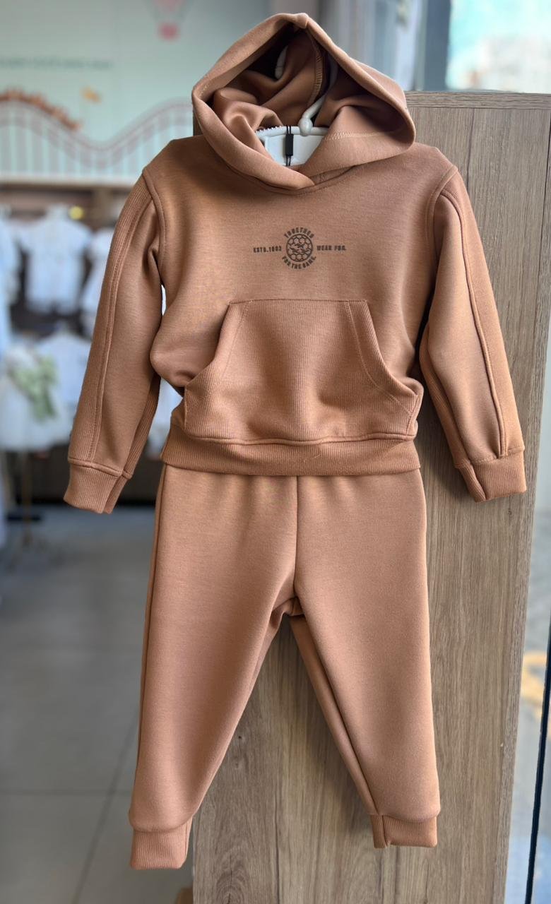 CONJUNTO BLUSÃO MANGA LONGA BOLSO CAPUZ MOLETOM E CALÇA MENINO FBR - MARROM