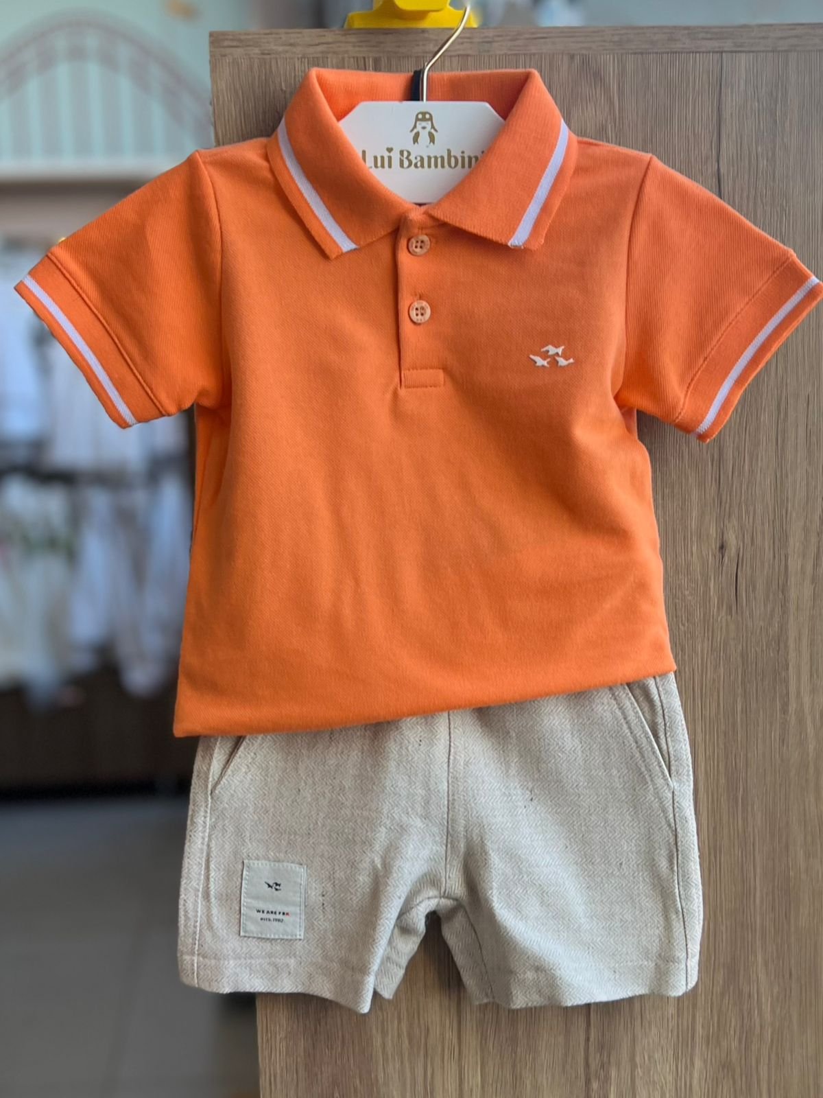 CONJUNTO CAMISA MANGA CURTA GOLA POLO PEITILHO MINIMALISTA E BERMUDA SARJA MENINO FBR - LARANJA/BEGE