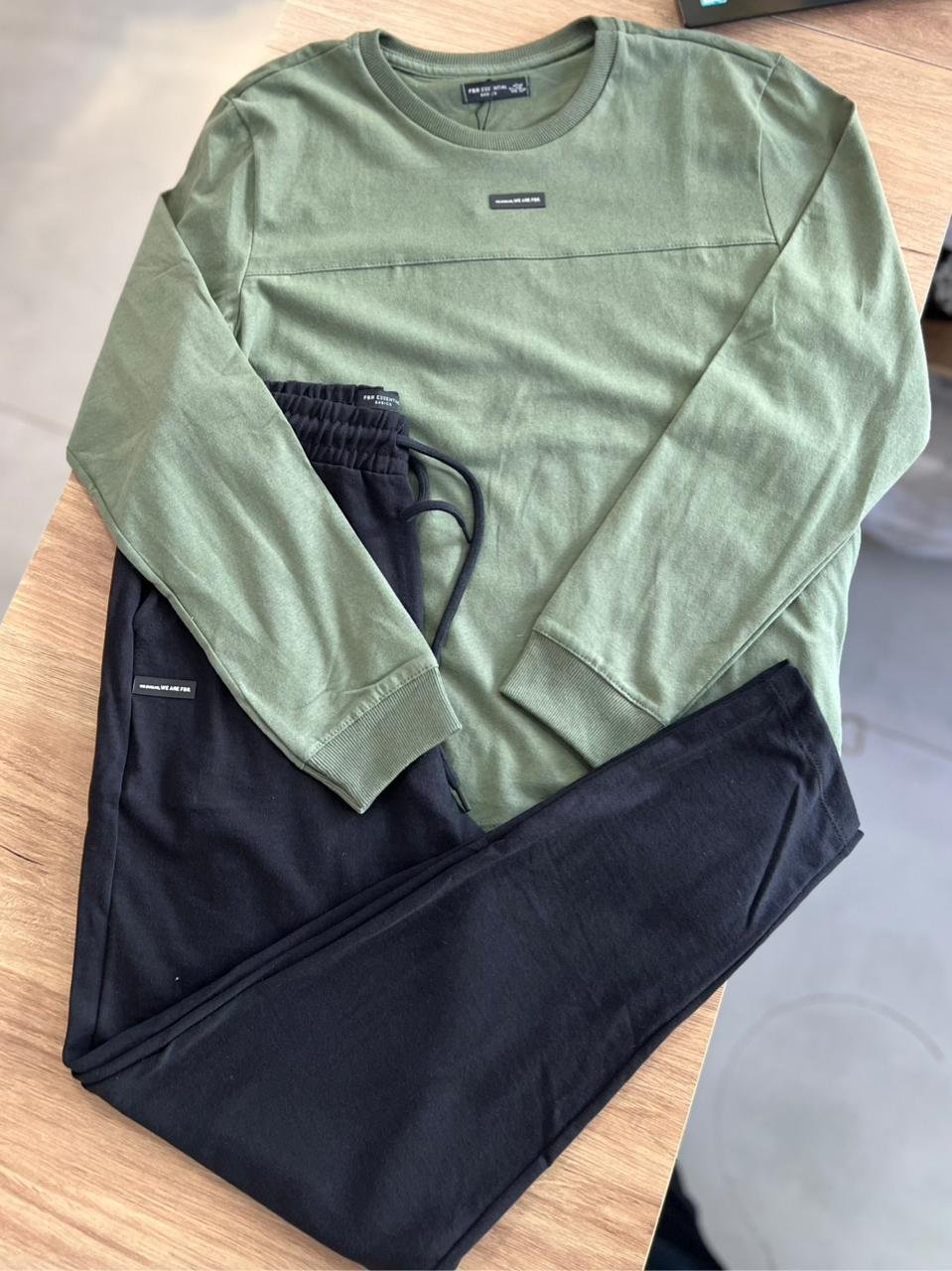 CONJUNTO CAMISETA MANGA LONGA MINIMALISTA CENTRO MOLETOM E CALÇA MENINO FBR - MILITAR/PRETO