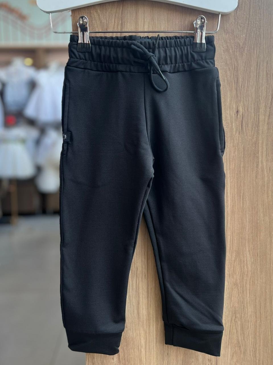 CALÇA HELANCA BOLSO LISA BÁSICA CORDÃO ELÁSTICO CÓS MENINO FBR - PRETO