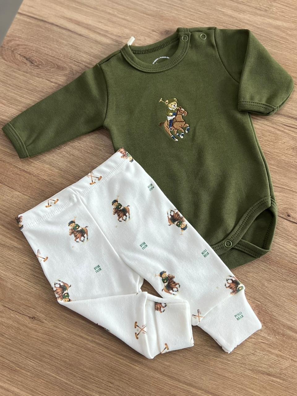 CONJUNTO BODY MANGA LONGA BORDADO URSO JOQUEI E CALÇA MENINO MINI BEAR - VERDE/OFF