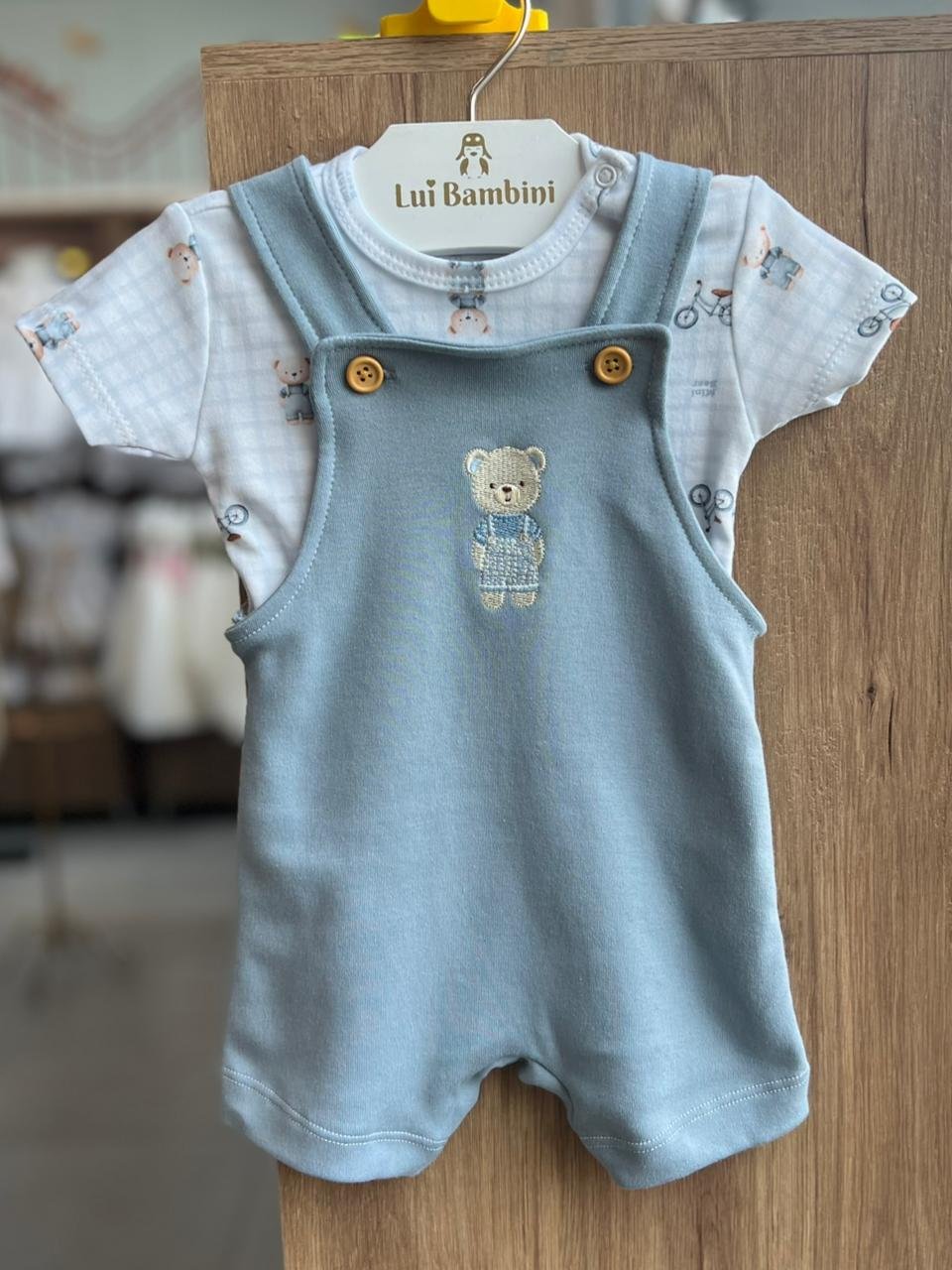CONJUNTO CAMISETA MANGA CURTA URSO BICICLETA E JARDINEIRA ALÇA BORDADO BOTÕES MENINO MINI BEAR - AZUL/OFF