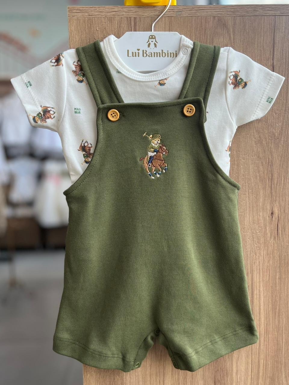CONJUNTO CAMISETA MANGA CURTA URSO JOQUEI E JARDINEIRA ALÇA BORDADO BOTÕES MENINO MINI BEAR - VERDE/OFF
