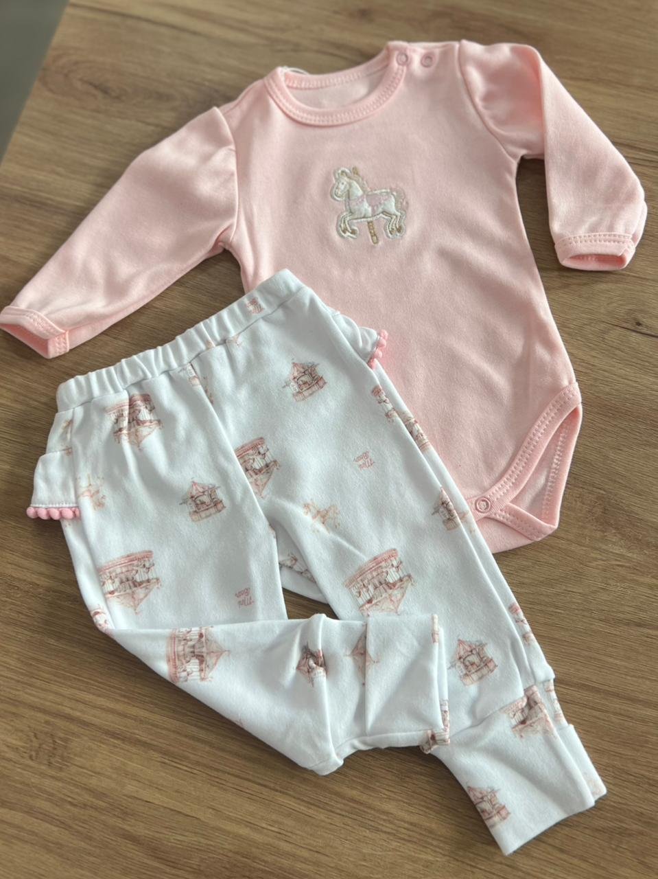 CONJUNTO BODY MANGA LONGA CAVALO CARROSSEL BORDADO AVELUDADO E CALÇA PÉ REVERSÍVEL BABADO MENINA MINI BEAR - ROSA/BRANCO