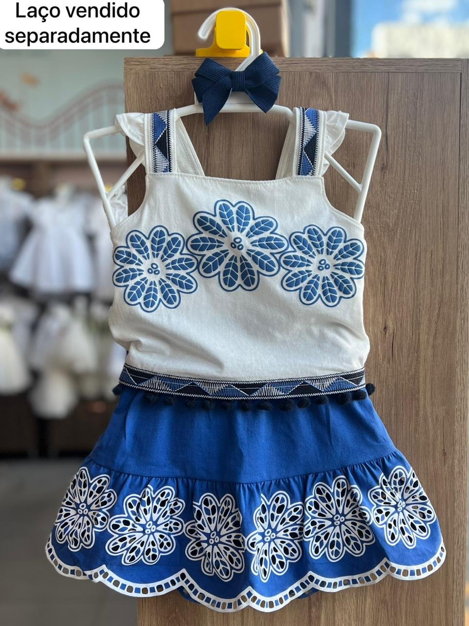 CONJUNTO BLUSA ALÇA BABADO FLOR RELEVO E SAIA MENINA NANAI - OFF/AZUL