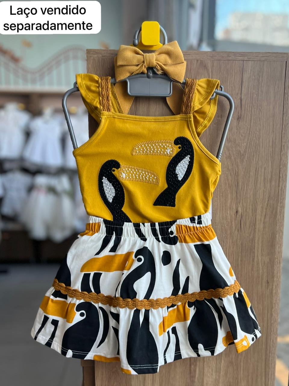 CONJUNTO BLUSA ALÇA BABADO TUCANOS MIÇANGAS E SAIA MENINA NANAI - AMARELO/BRANCO