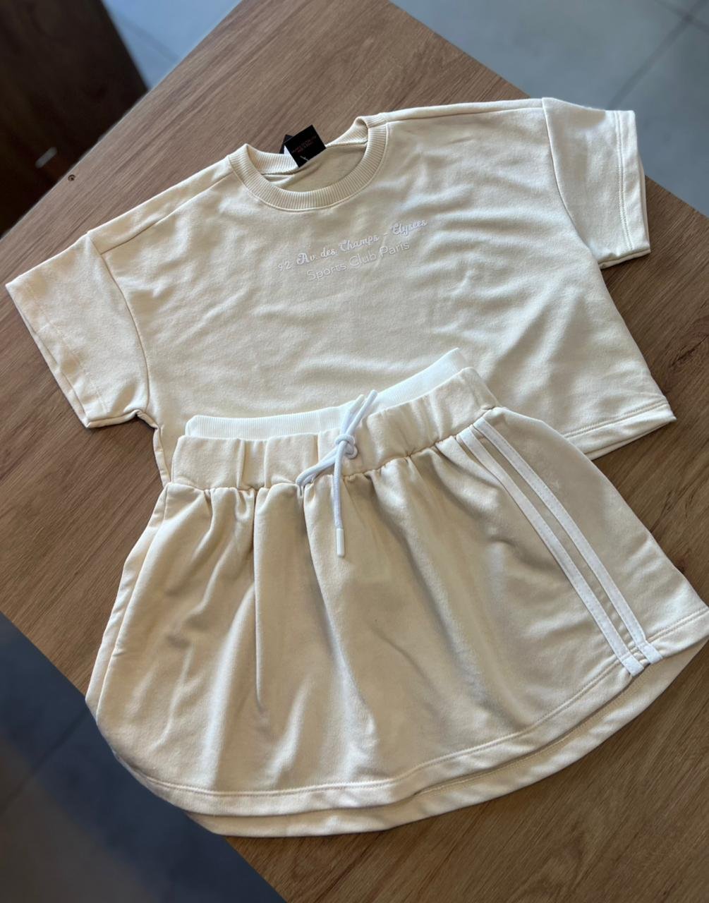 CONJUNTO MOLETOM BLUSA MANGA CURTA SPORTS CLUB PARIS E SAIA LISTRA MENINA GLOSS - BEGE CLARO