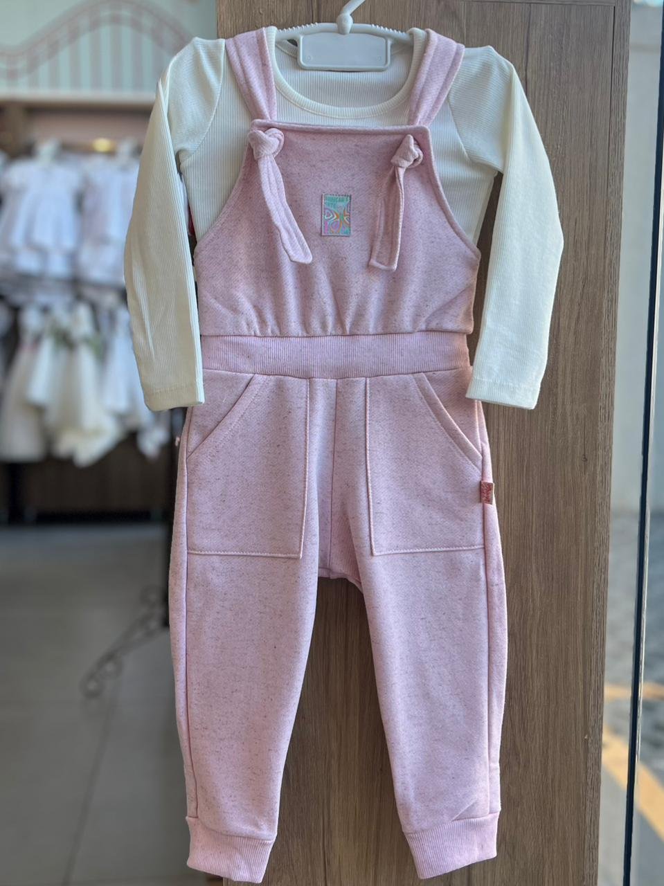 CONJUNTO BLUSA MANGA LONGA CANELADA E JARDINEIRA ALÇA NÓ BORBOLETA HOLOGRÁFICA MENINA BRINCAR É ARTE - OFF/ROSA