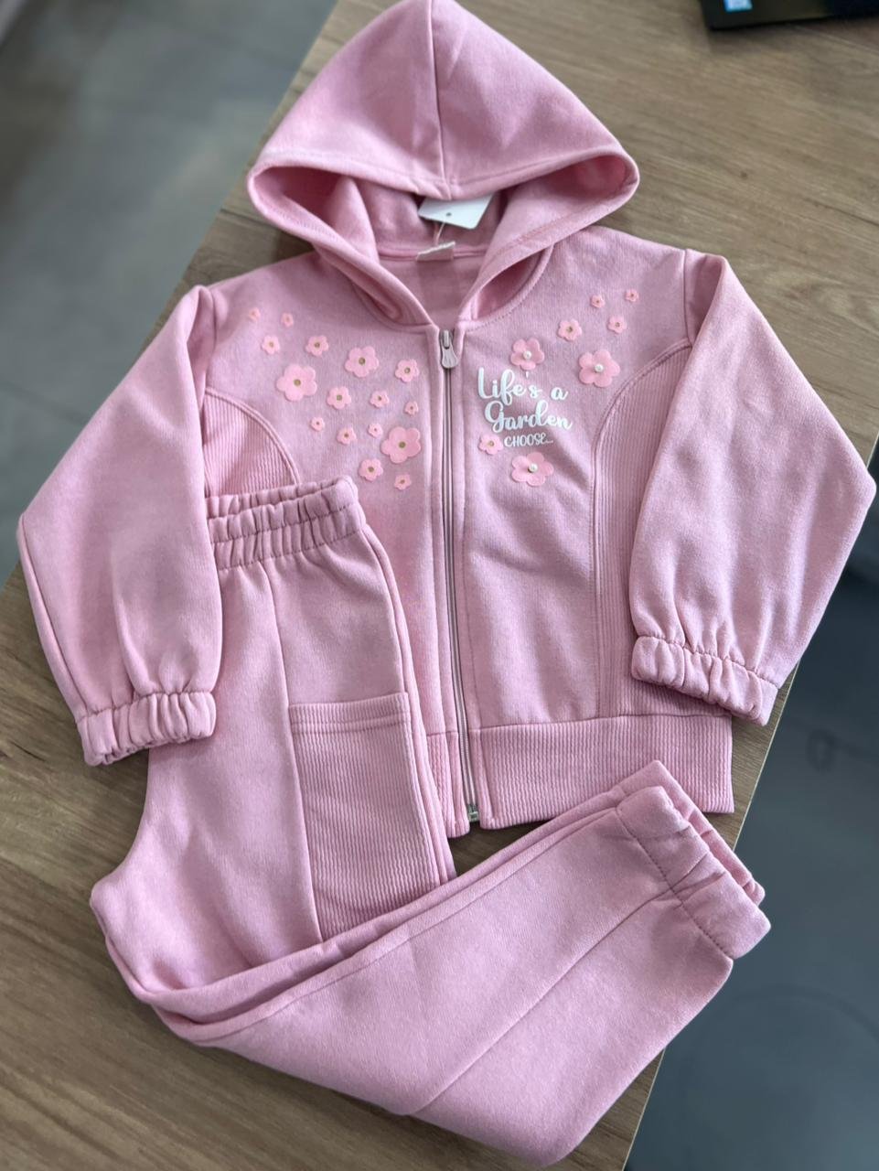 CONJUNTO MOLETOM BLUSÃO MANGA LONGA COM CAPUZ ZIPER FLORES LIFES A GARDEN CHOOSE E CALÇA BOLSO MENINA BRINCAR É ARTE - ROSA
